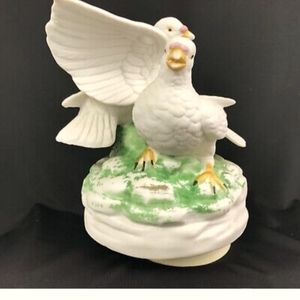 ❤️Vintage Porcelain Gorham White Doves Music Box Theme from "Love Story"
